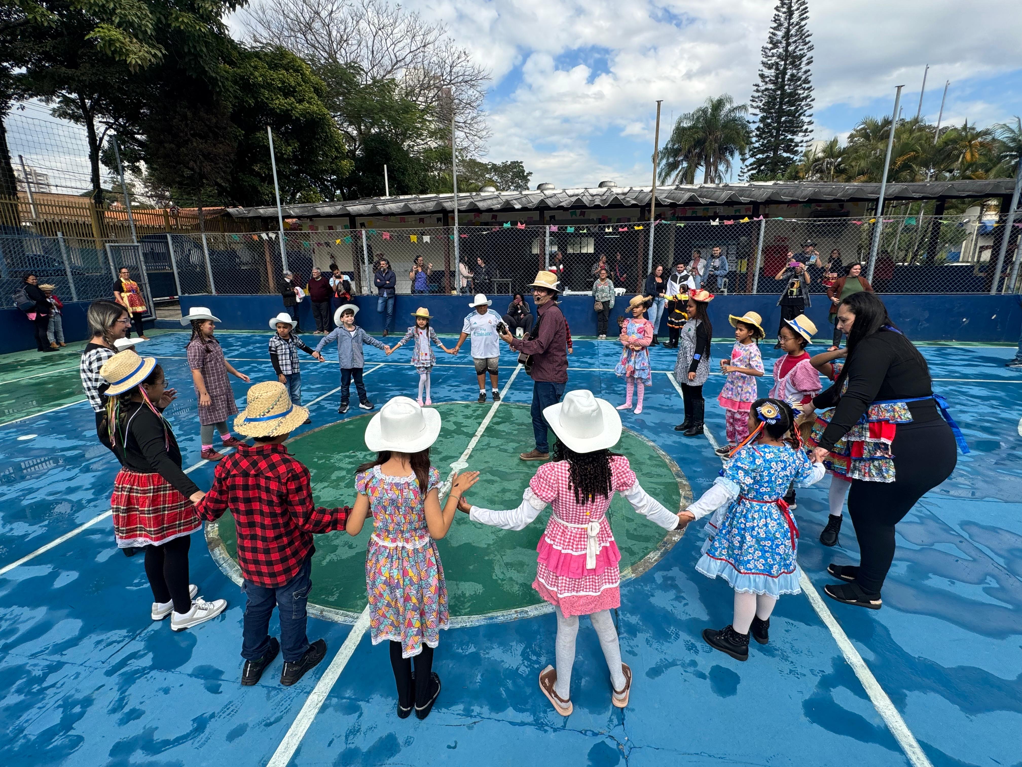 Quadra da sede recebeu apresentações de Circo, Maracatu, Flauta, Teatro, Dança da Fita e Quadrilha