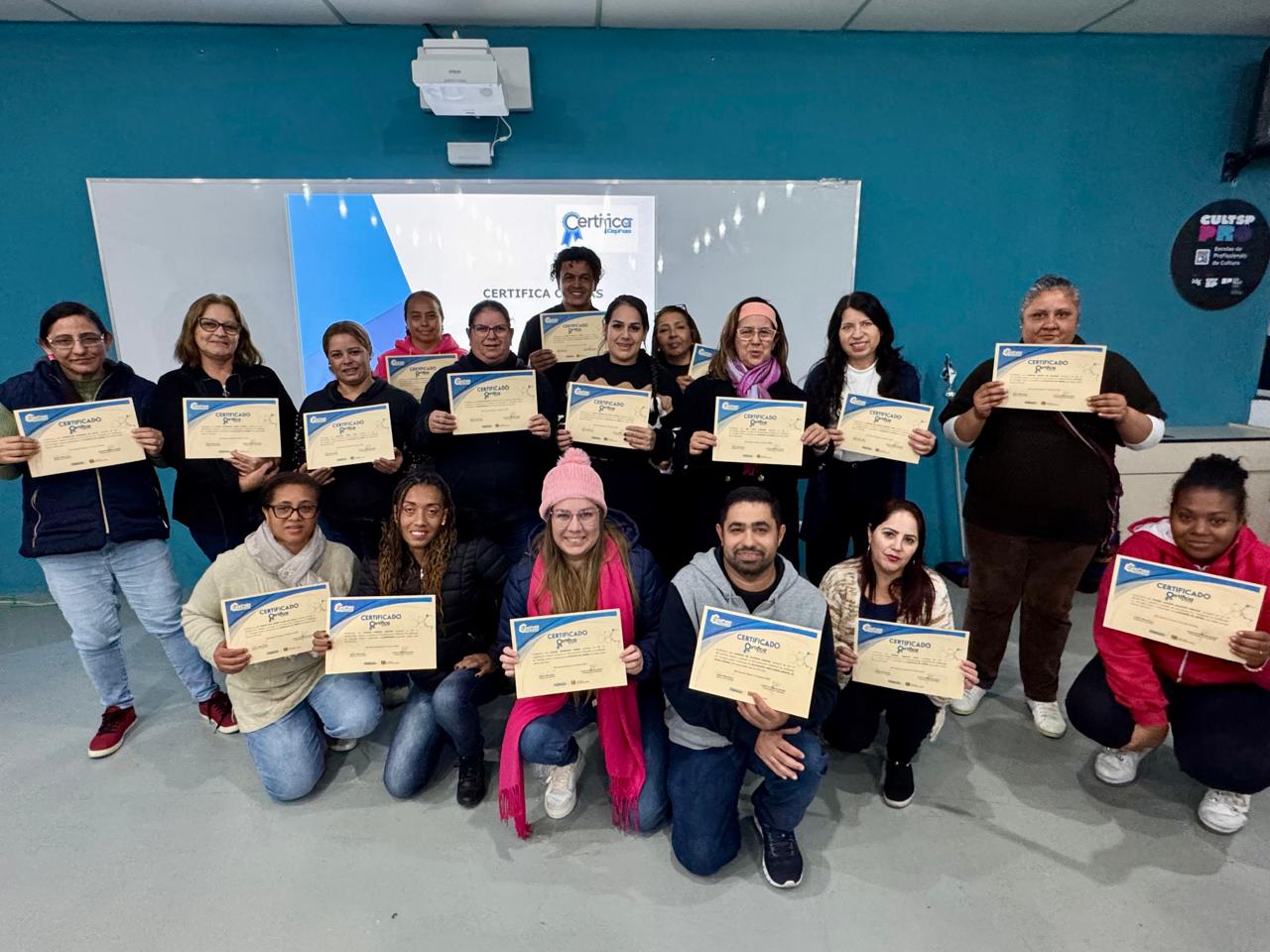 Profissionais de diferentes áreas receberam os certificados 